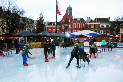 825641 Gezicht op de ijsbaan van Winterplaza Utrecht op de Neude te Utrecht, met schaatsende kinderen.
